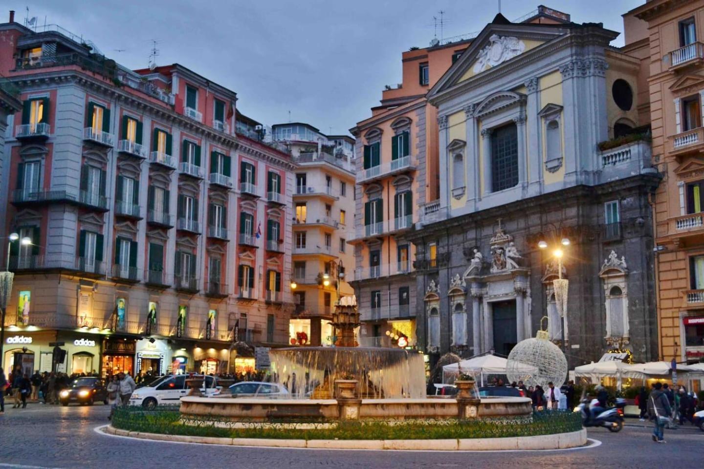 Traversa Toledo, Intero Appartamento Al Plebiscito Neapel Exterior foto